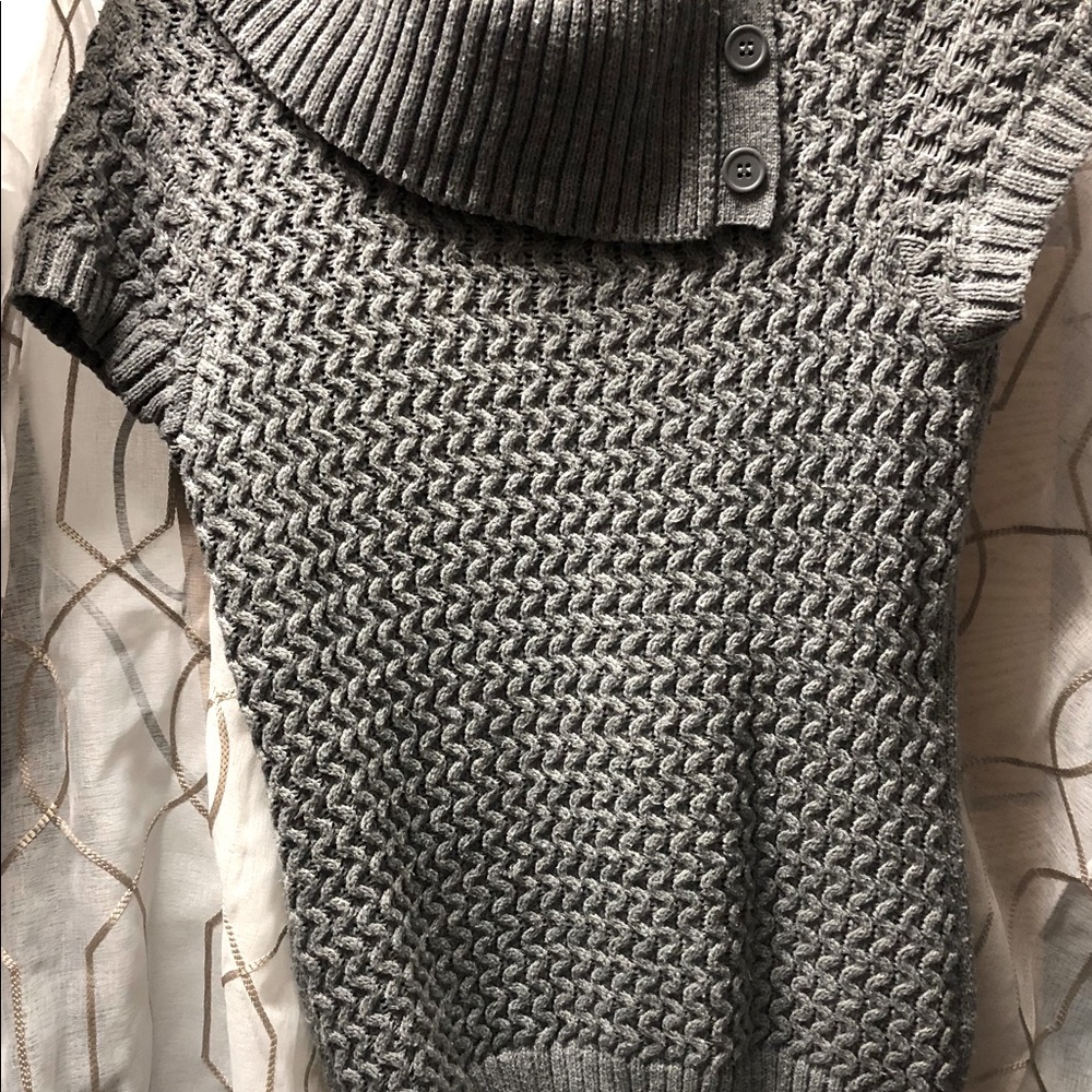 This winter short sleeve sweater in perfect condition